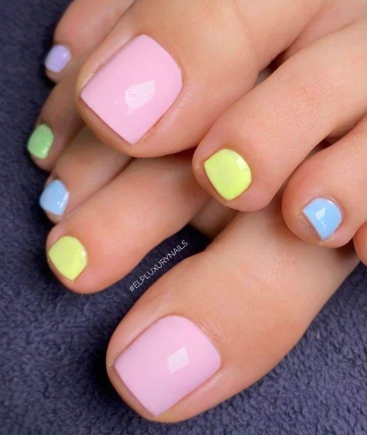 Pedicure con colores pastel