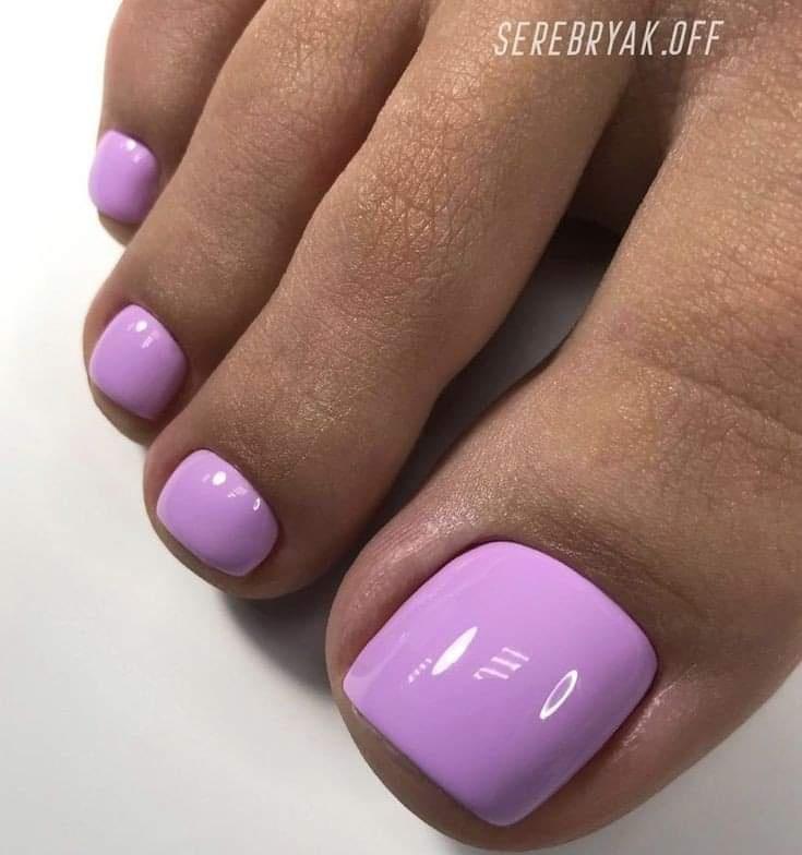 Pedicure en colores llamativos