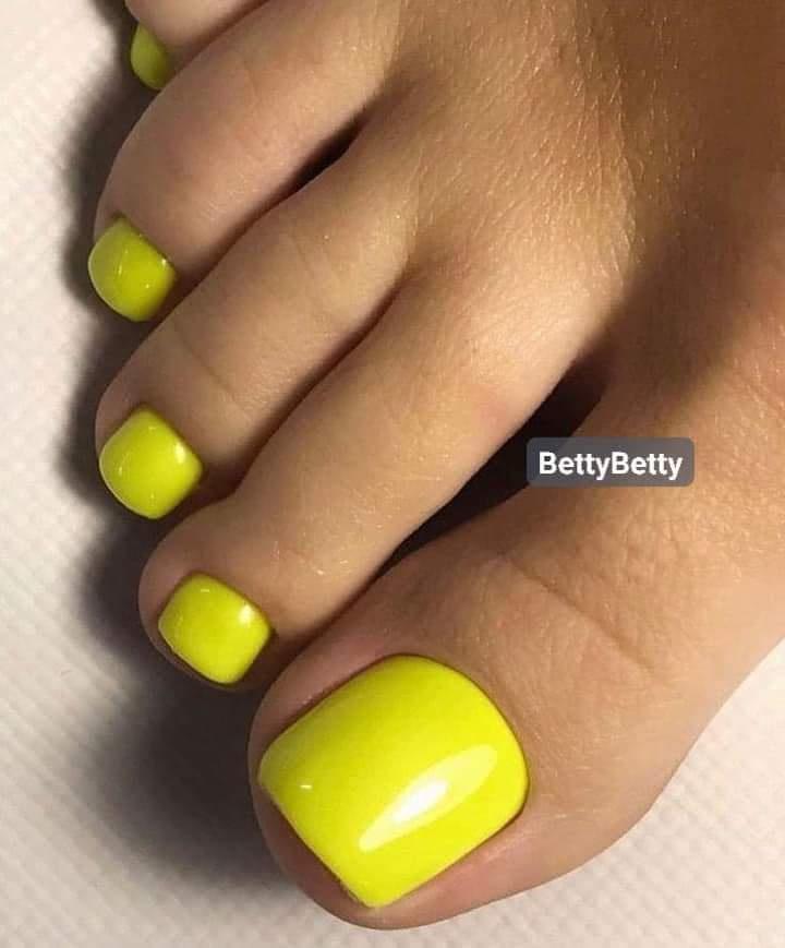 Pedicure en colores llamativos