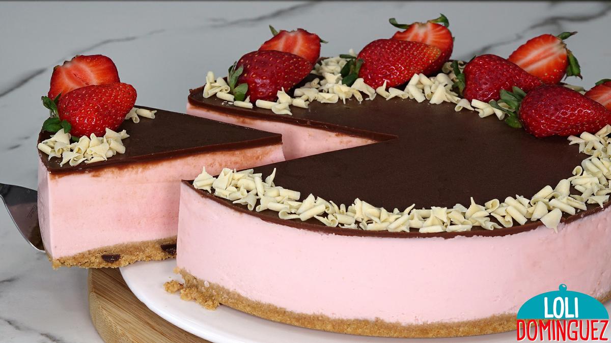 SI QUIERES UN POSTRE FÁCIL Y RÍQUISIMO PREPARA ESTA TARTA DE FRESA Y CHOCOLATE, SIN HORNO. Esta tarta es muy fácil y rápida de hacer, además con ingredientes fáciles de encontrar y económica