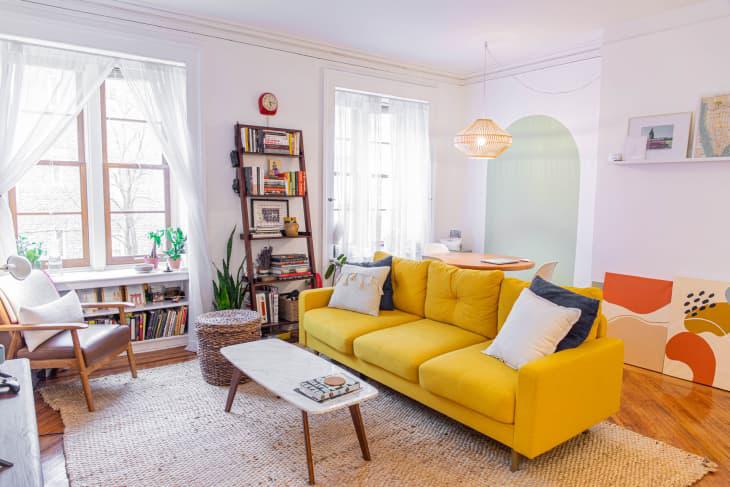 Decorar con un sofá amarillo