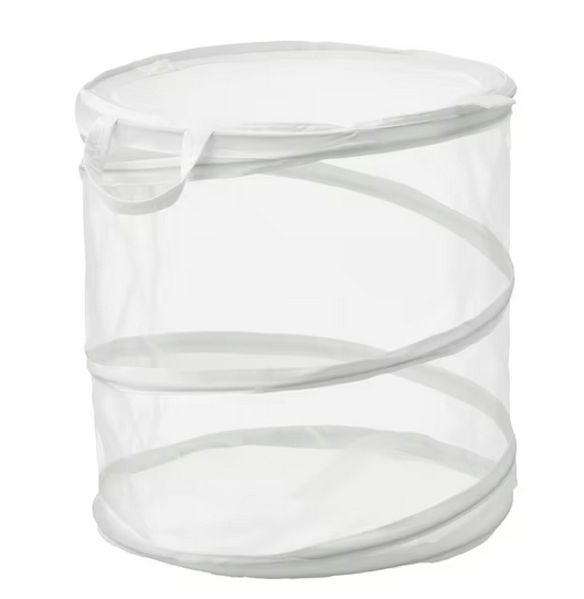 Cesta de malla que sirve como voladero para mariposas