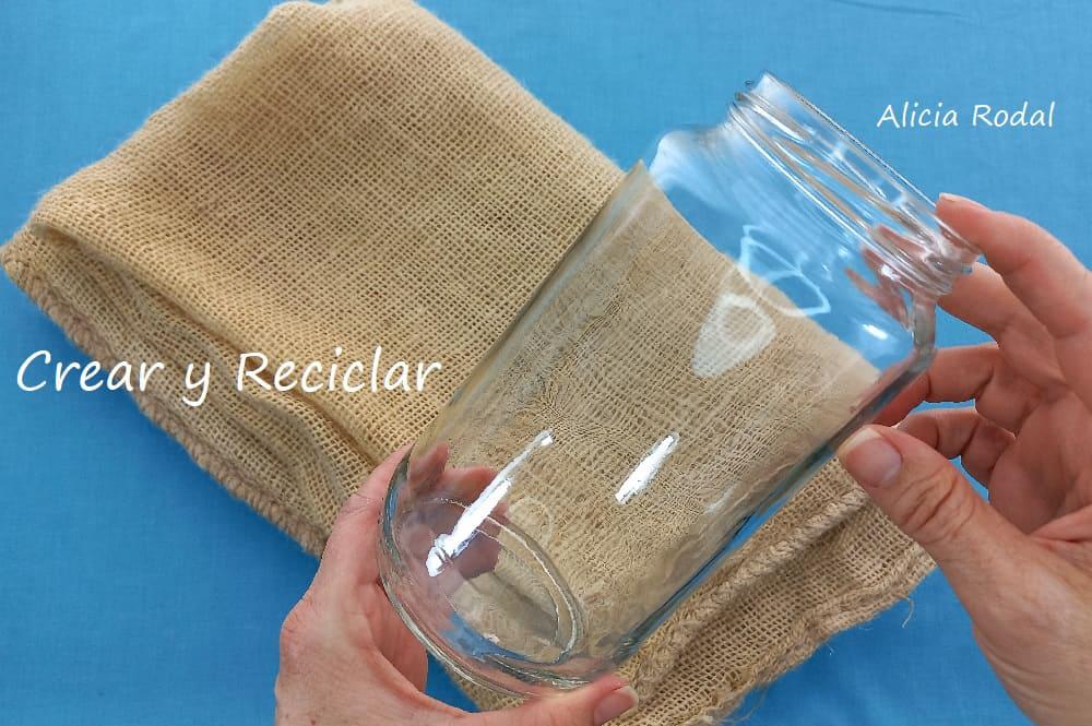 Mira lo que puedes hacer con estos 2 materiales reciclados, un frasco de vidrio de conservas de alimentos que puedes tener en casa y un saco de tela de yute, que puedes conseguir en la frutería más cercana. Hermosa idea para decorar, vender o regalar, estilo rústico y veraniego al mismo tiempo. Diy