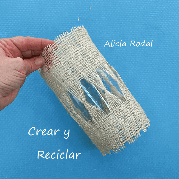 Mira lo que puedes hacer con estos 2 materiales reciclados, un frasco de vidrio de conservas de alimentos que puedes tener en casa y un saco de tela de yute, que puedes conseguir en la frutería más cercana. Hermosa idea para decorar, vender o regalar, estilo rústico y veraniego al mismo tiempo. Diy