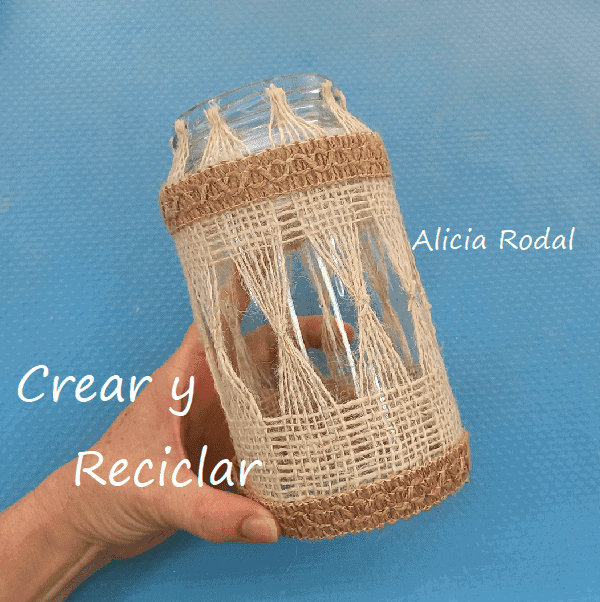 Mira lo que puedes hacer con estos 2 materiales reciclados, un frasco de vidrio de conservas de alimentos que puedes tener en casa y un saco de tela de yute, que puedes conseguir en la frutería más cercana. Hermosa idea para decorar, vender o regalar, estilo rústico y veraniego al mismo tiempo. Diy