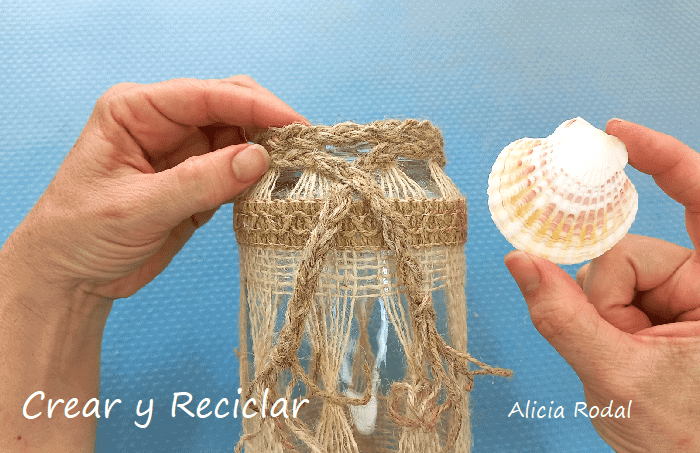 Mira lo que puedes hacer con estos 2 materiales reciclados, un frasco de vidrio de conservas de alimentos que puedes tener en casa y un saco de tela de yute, que puedes conseguir en la frutería más cercana. Hermosa idea para decorar, vender o regalar, estilo rústico y veraniego al mismo tiempo. Diy