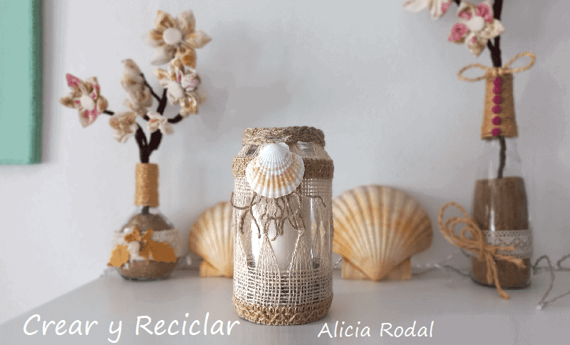 Mira lo que puedes hacer con estos 2 materiales reciclados, un frasco de vidrio de conservas de alimentos que puedes tener en casa y un saco de tela de yute, que puedes conseguir en la frutería más cercana. Hermosa idea para decorar, vender o regalar, estilo rústico y veraniego al mismo tiempo. Diy