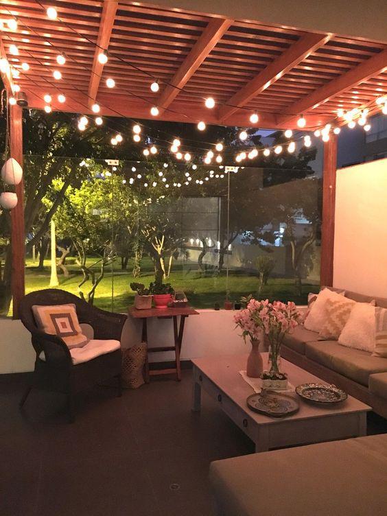 Diseño de terraza de madera estilo bohemio