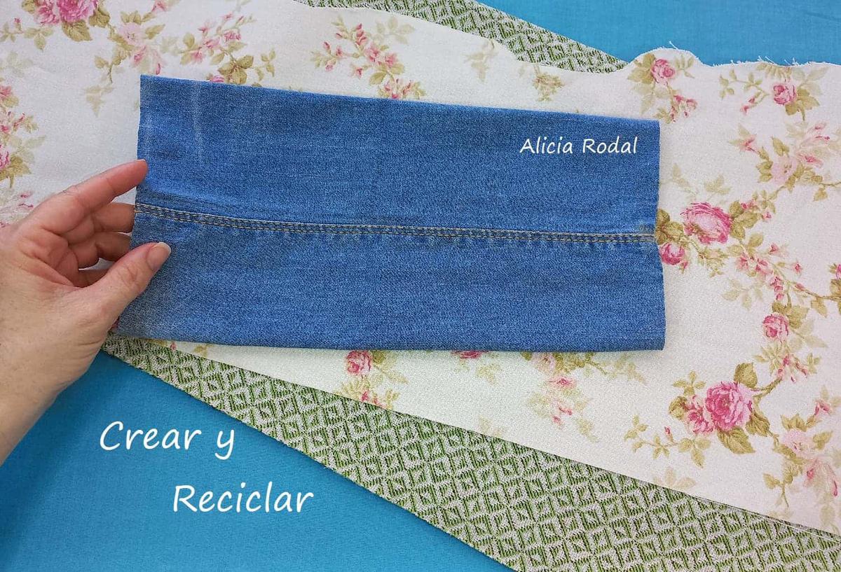 En este tutorial te voy a enseñar que puedes hacer con esos retazos de telas o ropa usada que ya no sirve y un material que todos tenemos en casa, los tubos o rollos de cartón del papel de cocina y baño. Son 3 ideas de prácticos y funcionales estuches que puedes hacer para ti, para vender o regalar.