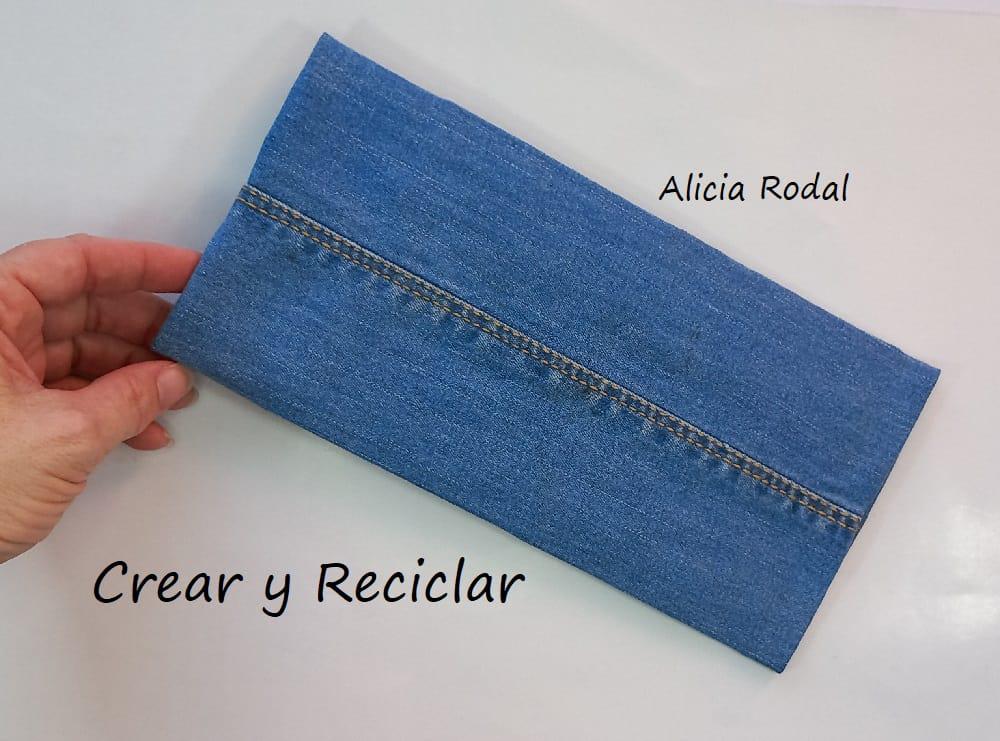 En este tutorial te voy a enseñar que puedes hacer con esos retazos de telas o ropa usada que ya no sirve y un material que todos tenemos en casa, los tubos o rollos de cartón del papel de cocina y baño. Son 3 ideas de prácticos y funcionales estuches que puedes hacer para ti, para vender o regalar.