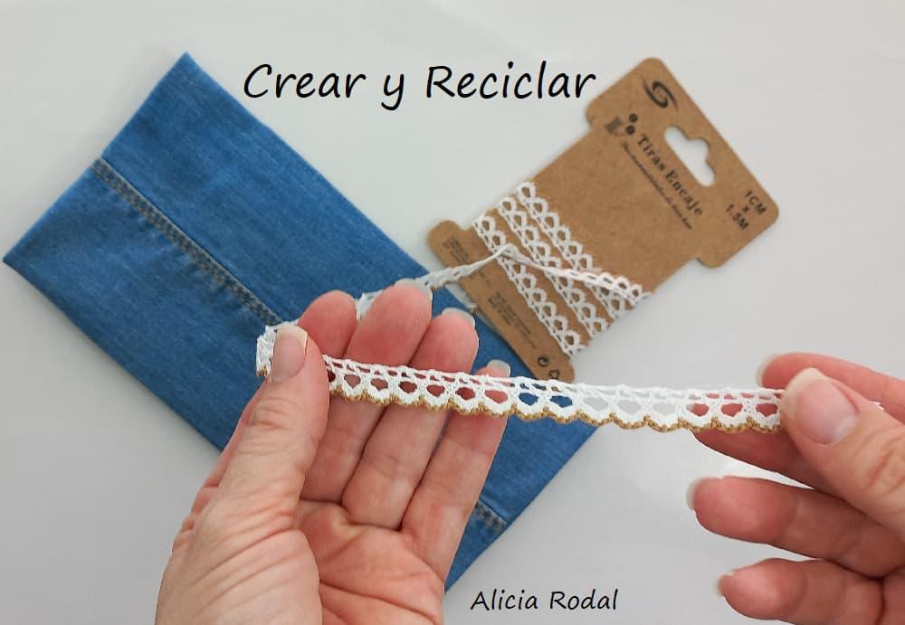 En este tutorial te voy a enseñar que puedes hacer con esos retazos de telas o ropa usada que ya no sirve y un material que todos tenemos en casa, los tubos o rollos de cartón del papel de cocina y baño. Son 3 ideas de prácticos y funcionales estuches que puedes hacer para ti, para vender o regalar.