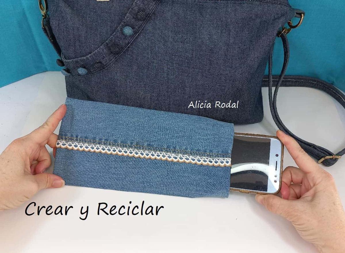 En este tutorial te voy a enseñar que puedes hacer con esos retazos de telas o ropa usada que ya no sirve y un material que todos tenemos en casa, los tubos o rollos de cartón del papel de cocina y baño. Son 3 ideas de prácticos y funcionales estuches que puedes hacer para ti, para vender o regalar.