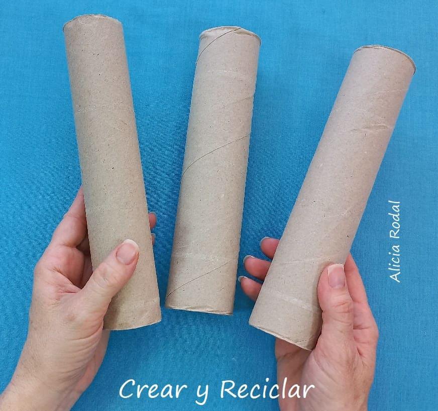 En este tutorial te voy a enseñar que puedes hacer con esos retazos de telas o ropa usada que ya no sirve y un material que todos tenemos en casa, los tubos o rollos de cartón del papel de cocina y baño. Son 3 ideas de prácticos y funcionales estuches que puedes hacer para ti, para vender o regalar.