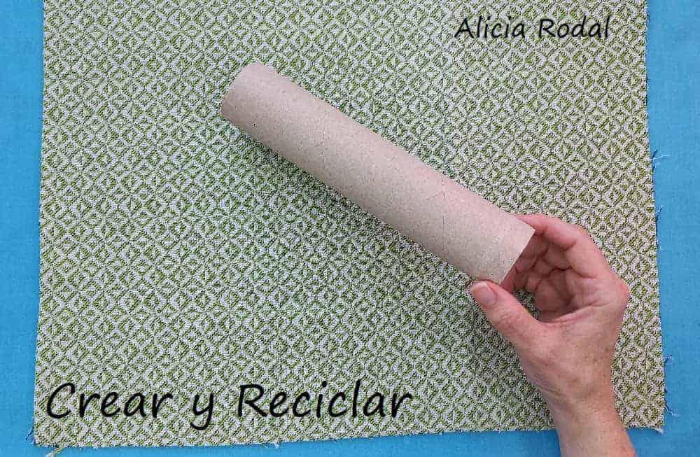 En este tutorial te voy a enseñar que puedes hacer con esos retazos de telas o ropa usada que ya no sirve y un material que todos tenemos en casa, los tubos o rollos de cartón del papel de cocina y baño. Son 3 ideas de prácticos y funcionales estuches que puedes hacer para ti, para vender o regalar.