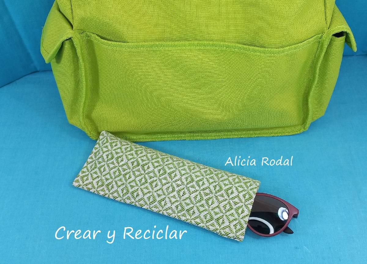 En este tutorial te voy a enseñar que puedes hacer con esos retazos de telas o ropa usada que ya no sirve y un material que todos tenemos en casa, los tubos o rollos de cartón del papel de cocina y baño. Son 3 ideas de prácticos y funcionales estuches que puedes hacer para ti, para vender o regalar.