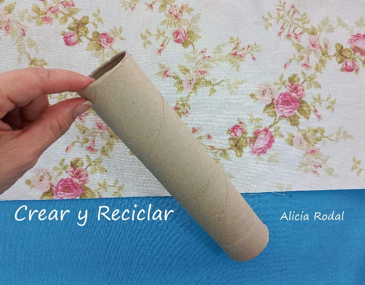 En este tutorial te voy a enseñar que puedes hacer con esos retazos de telas o ropa usada que ya no sirve y un material que todos tenemos en casa, los tubos o rollos de cartón del papel de cocina y baño. Son 3 ideas de prácticos y funcionales estuches que puedes hacer para ti, para vender o regalar.
