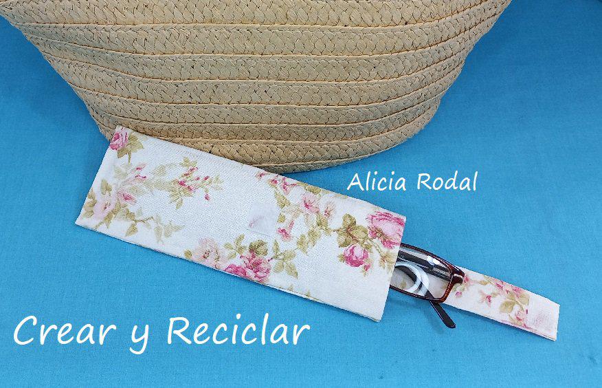 En este tutorial te voy a enseñar que puedes hacer con esos retazos de telas o ropa usada que ya no sirve y un material que todos tenemos en casa, los tubos o rollos de cartón del papel de cocina y baño. Son 3 ideas de prácticos y funcionales estuches que puedes hacer para ti, para vender o regalar.