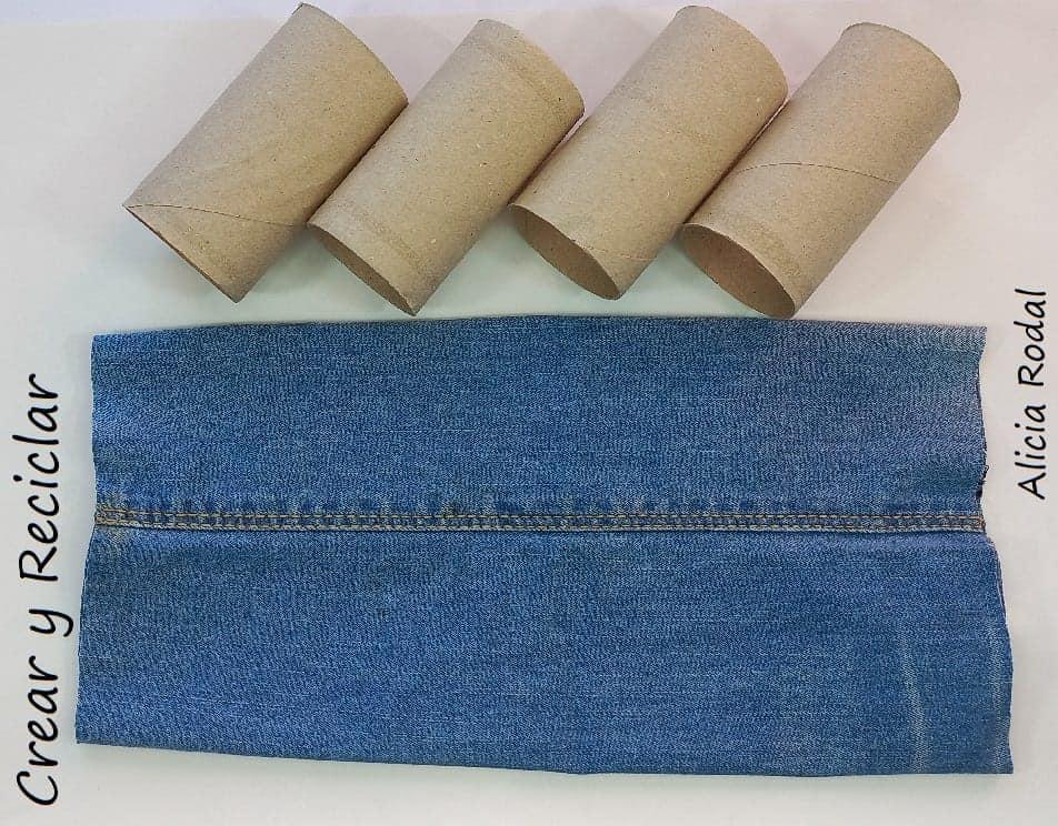 En este tutorial te voy a enseñar que puedes hacer con esos retazos de telas o ropa usada que ya no sirve y un material que todos tenemos en casa, los tubos o rollos de cartón del papel de cocina y baño. Son 3 ideas de prácticos y funcionales estuches que puedes hacer para ti, para vender o regalar.