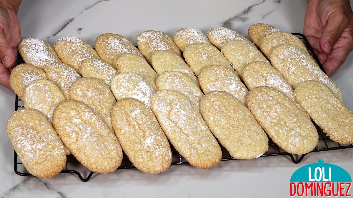BIZCOCHOS DE SOLETILLA O SAVOIARDI. (VAINILLAS, LADYFINGERS, MELINDROS, LENGUAS DE GATO). Estos bizcochos son los que se utilizan para hacer el Tiramisú, quedan finos, esponjosos y tiernos, se hacen fácilmente y de manera rápida