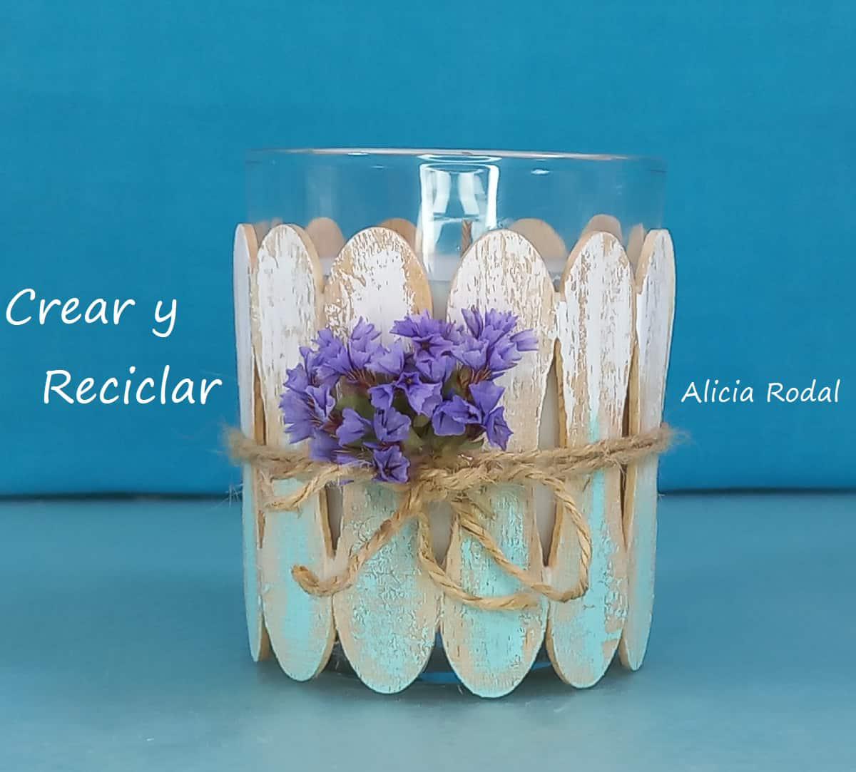 En este tutorial te voy a mostrar 3 ideas de manualidades con las que podemos decorar frascos, botellas o vasos de vidrio o cristal, con un toque rústico y veraniego al mismo tiempo.