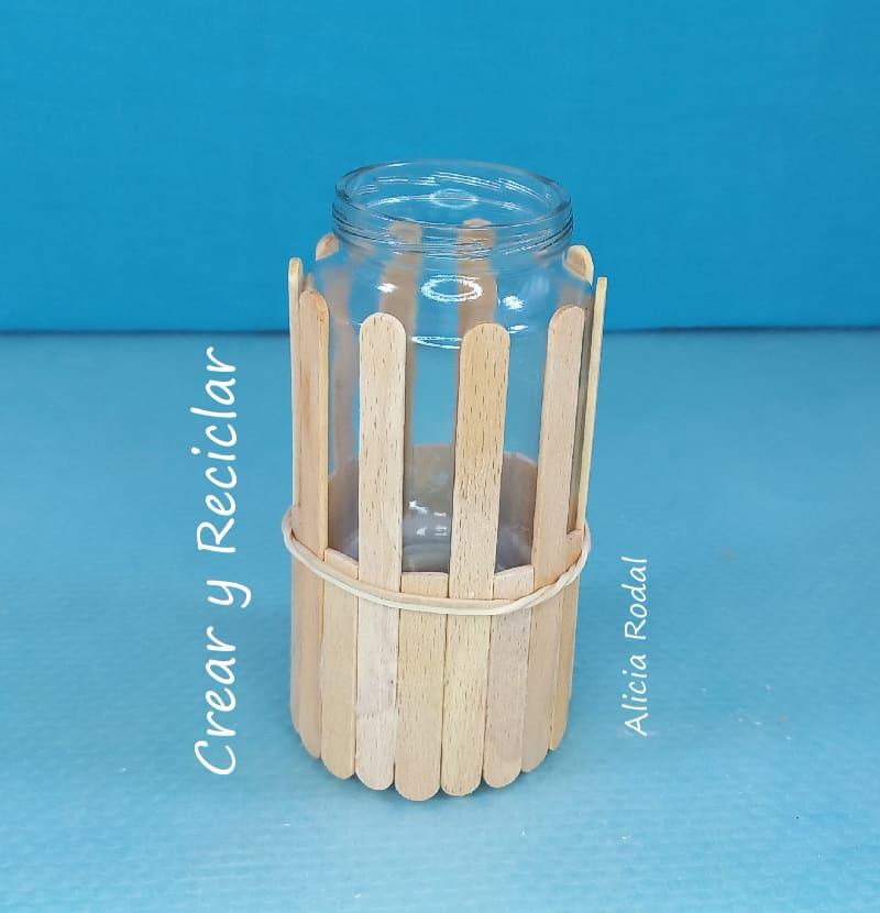 En este tutorial te voy a mostrar 3 ideas de manualidades con las que podemos decorar frascos, botellas o vasos de vidrio o cristal, con un toque rústico y veraniego al mismo tiempo.