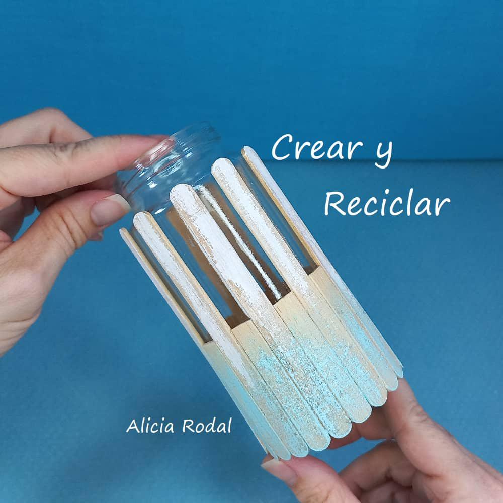 En este tutorial te voy a mostrar 3 ideas de manualidades con las que podemos decorar frascos, botellas o vasos de vidrio o cristal, con un toque rústico y veraniego al mismo tiempo.