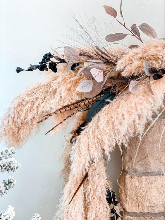 Decoración de chimeneas con pampas y hojas de palma