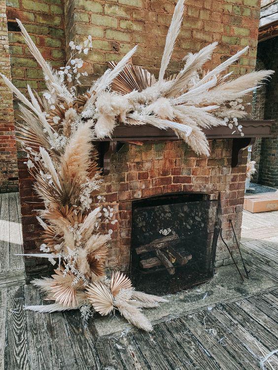 Decoración de chimeneas con pampas y hojas de palma