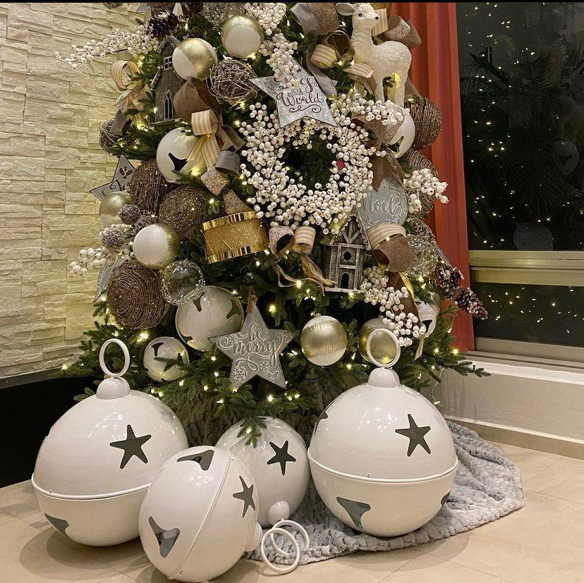 Ideas de decoración de navidad moderna con cascabeles gigantes