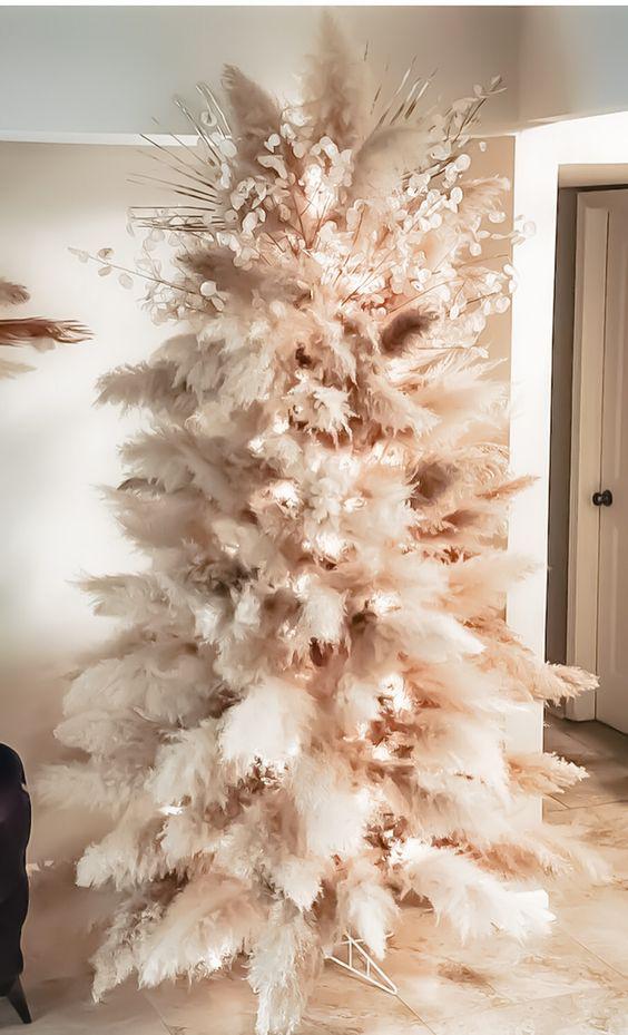 Decoración de árboles de navidad con pampas