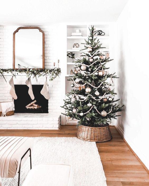 Cestas de mimbre como pie de árbol de Navidad