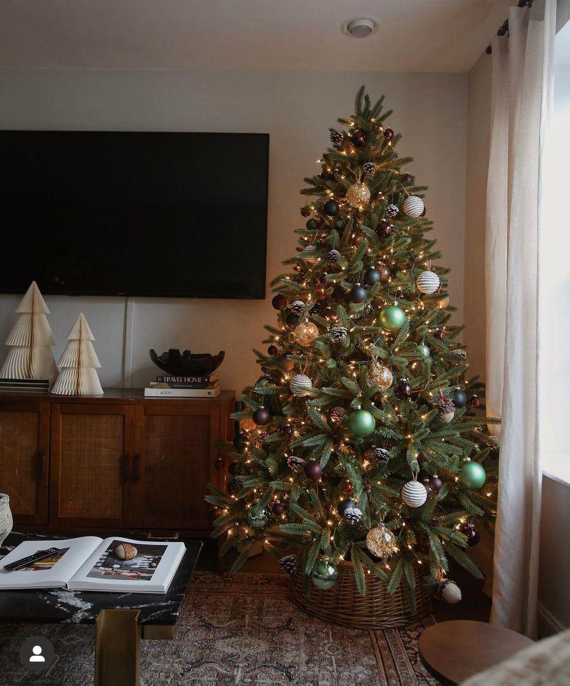 Cestas de mimbre como pie de árbol de Navidad