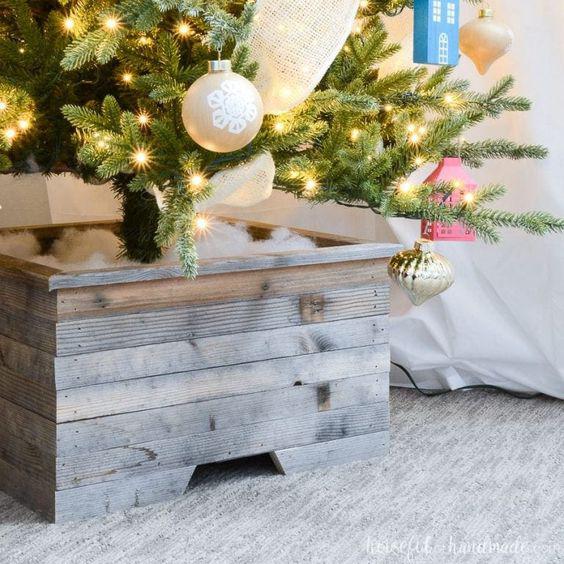 Cajas de madera como pie de árbol de Navidad