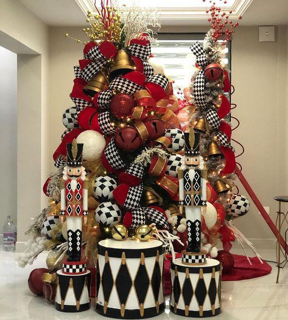 Con muñecos y accesorios navideños gigantes