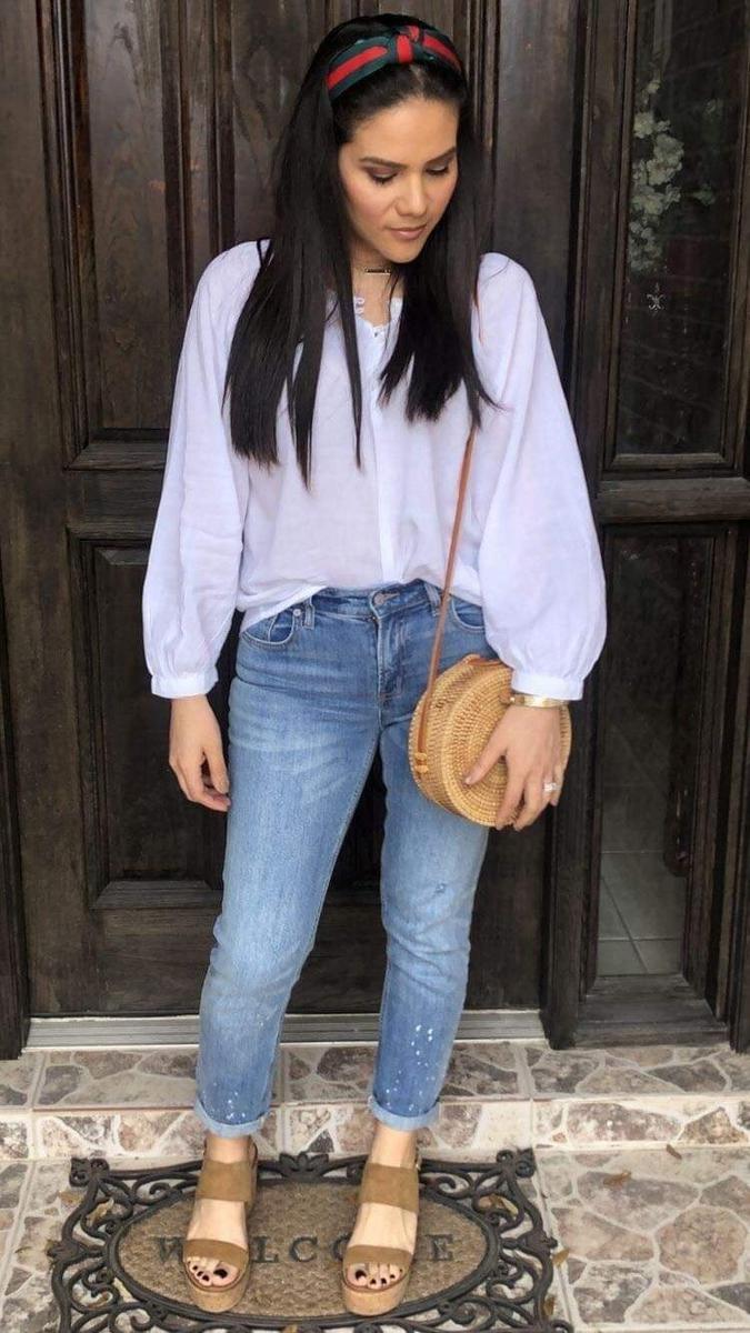 Looks casuales con camisa blanca y jeans básicos