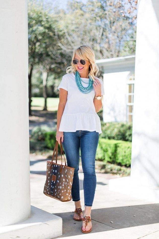 Diferentes estilos de blusas blancas que puedes usar