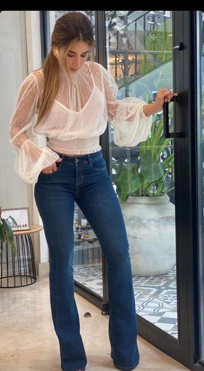 Diferentes estilos de blusas blancas que puedes usar