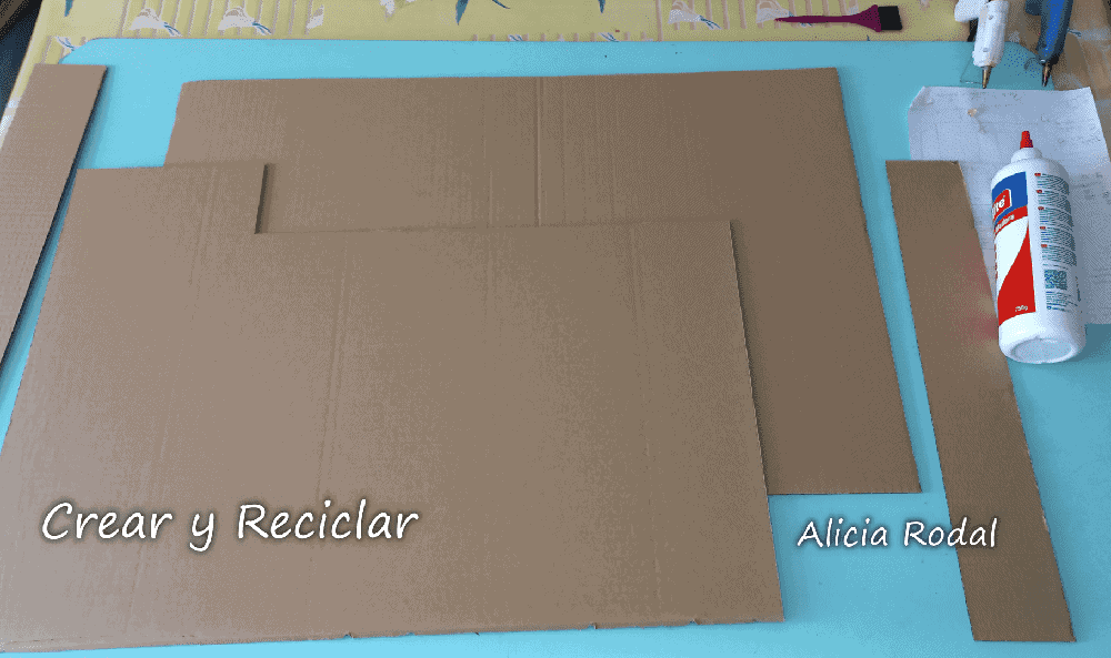 ¿Quieres aprender a hacer tus propios muebles a medida, sin gastar mucho dinero? Muy fácil, en este tutorial te voy a demostrar que puedes tener tus armarios bien organizados, con unas simples cajas de cartón y otros materiales reciclados. Diy