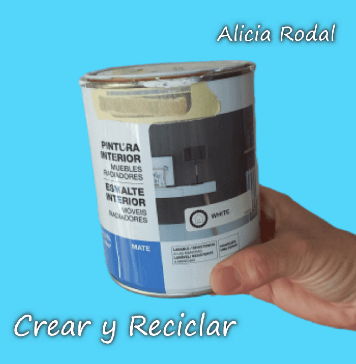 ¿Quieres aprender a hacer tus propios muebles a medida, sin gastar mucho dinero? Muy fácil, en este tutorial te voy a demostrar que puedes tener tus armarios bien organizados, con unas simples cajas de cartón y otros materiales reciclados. Diy