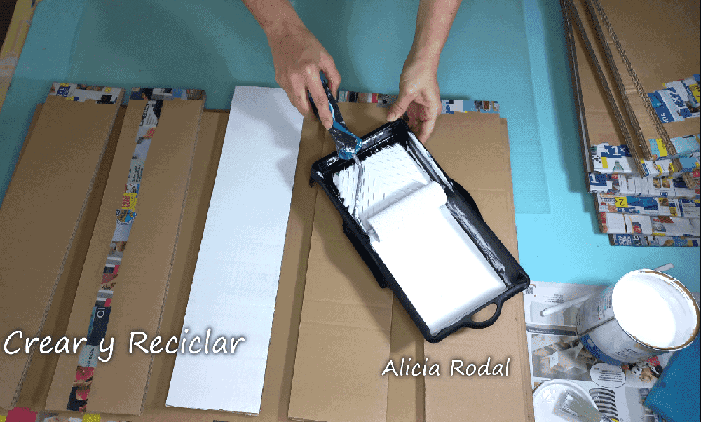 ¿Quieres aprender a hacer tus propios muebles a medida, sin gastar mucho dinero? Muy fácil, en este tutorial te voy a demostrar que puedes tener tus armarios bien organizados, con unas simples cajas de cartón y otros materiales reciclados. Diy