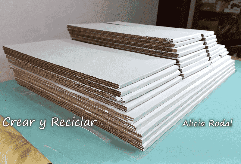 ¿Quieres aprender a hacer tus propios muebles a medida, sin gastar mucho dinero? Muy fácil, en este tutorial te voy a demostrar que puedes tener tus armarios bien organizados, con unas simples cajas de cartón y otros materiales reciclados. Diy