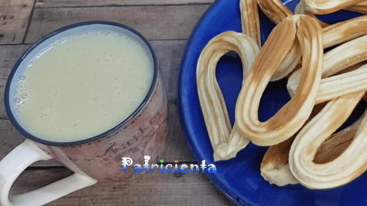 Chocolate caliente blanco para acompañar churros