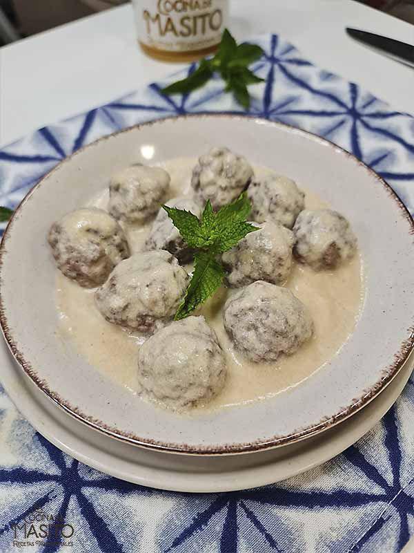 Receta de albóndigas en salsa de cebolla