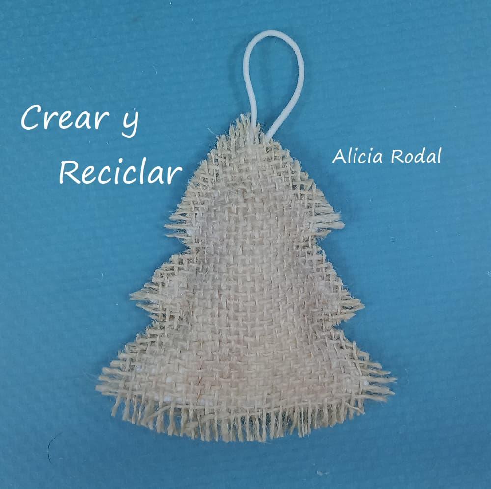 En este tutorial aprenderás a hacer 7 diseños diferentes de adornitos que puedes usar como decoración navideña para decorar el arbolito o pino de Navidad o en cualquier otro tipo de decoración para tu casa.