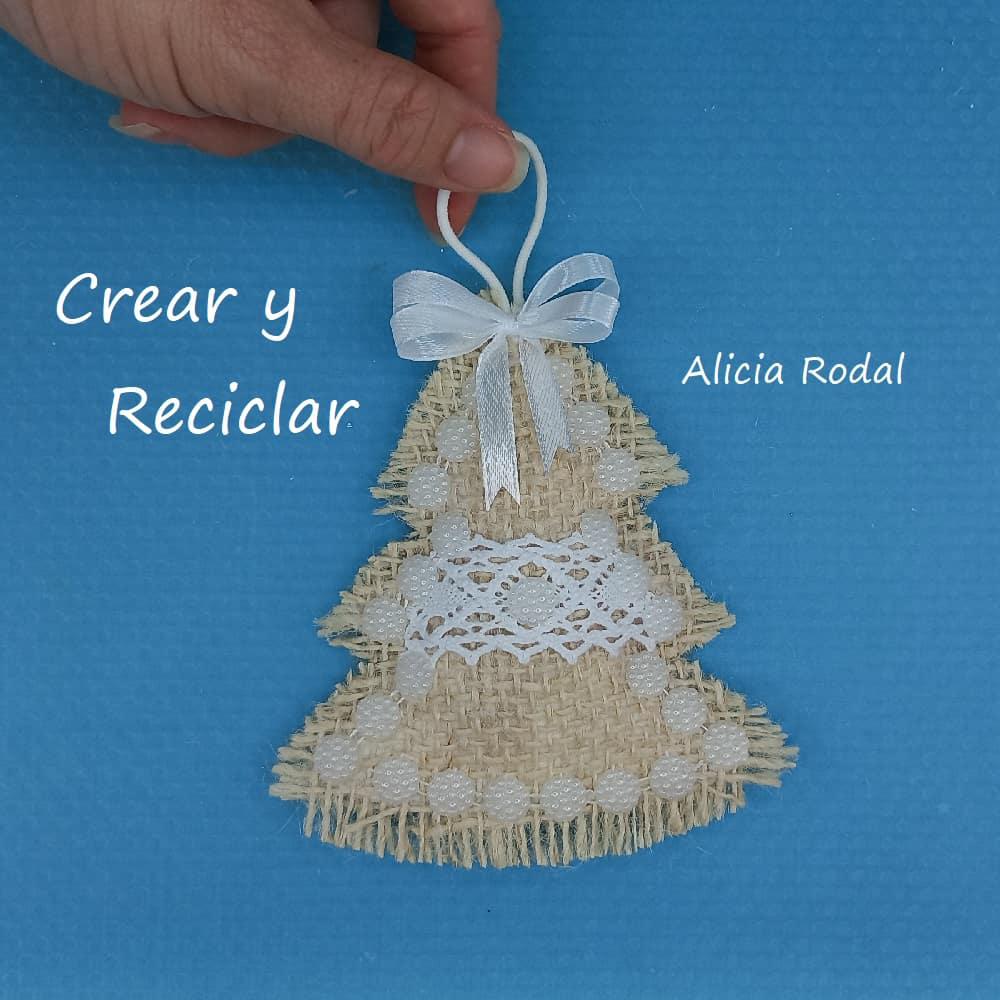 En este tutorial aprenderás a hacer 7 diseños diferentes de adornitos que puedes usar como decoración navideña para decorar el arbolito o pino de Navidad o en cualquier otro tipo de decoración para tu casa.