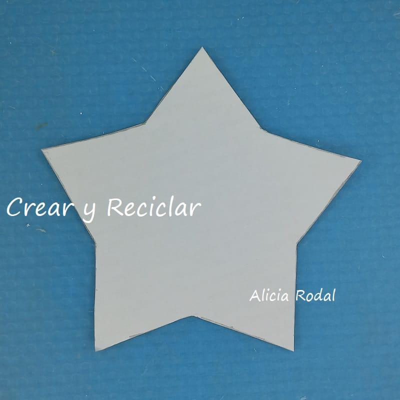 En este tutorial aprenderás a hacer 7 diseños diferentes de adornitos que puedes usar como decoración navideña para decorar el arbolito o pino de Navidad o en cualquier otro tipo de decoración para tu casa.