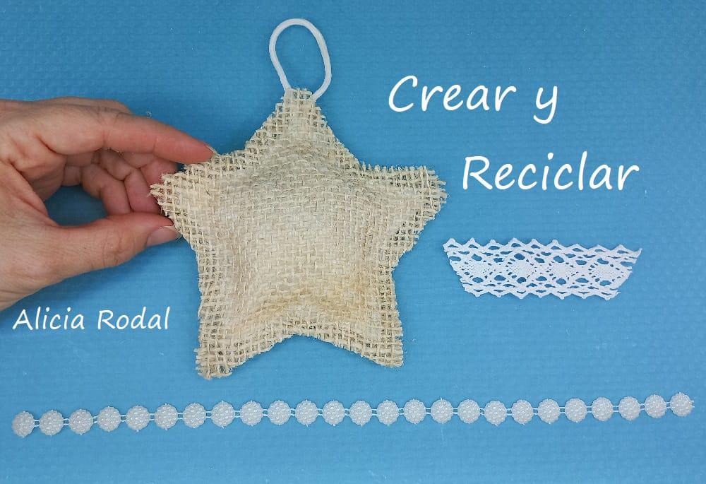 En este tutorial aprenderás a hacer 7 diseños diferentes de adornitos que puedes usar como decoración navideña para decorar el arbolito o pino de Navidad o en cualquier otro tipo de decoración para tu casa.