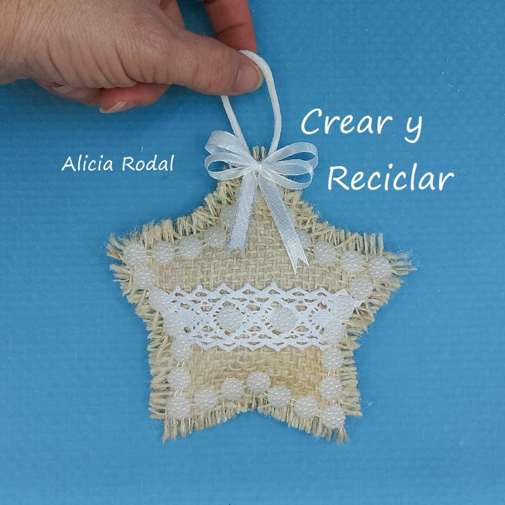 En este tutorial aprenderás a hacer 7 diseños diferentes de adornitos que puedes usar como decoración navideña para decorar el arbolito o pino de Navidad o en cualquier otro tipo de decoración para tu casa.