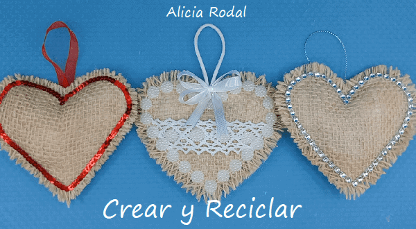 En este tutorial aprenderás a hacer 7 diseños diferentes de adornitos que puedes usar como decoración navideña para decorar el arbolito o pino de Navidad o en cualquier otro tipo de decoración para tu casa.