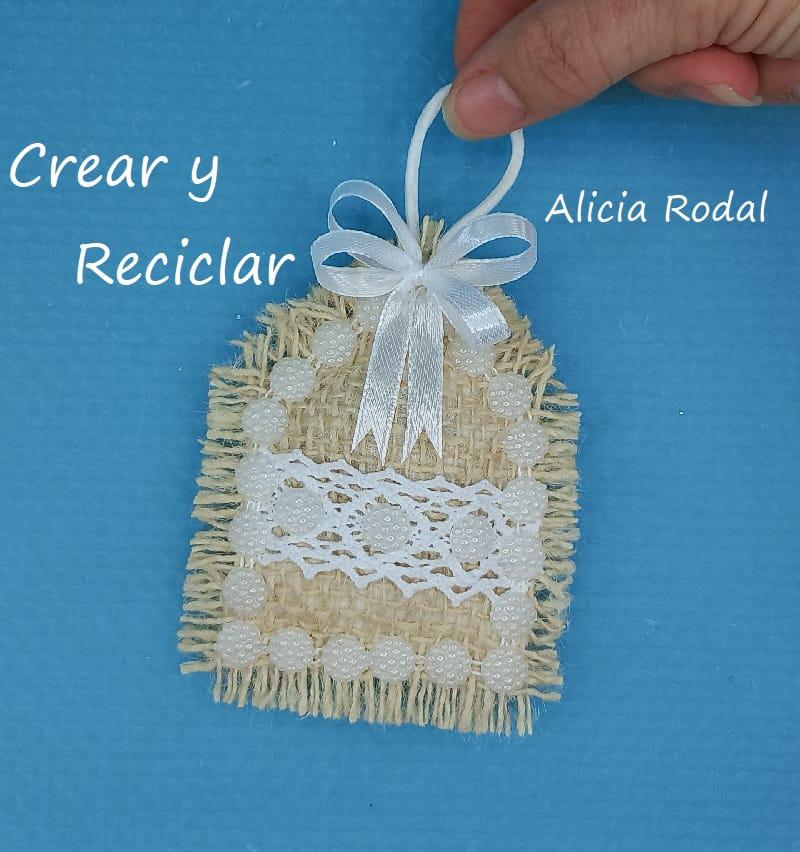En este tutorial aprenderás a hacer 7 diseños diferentes de adornitos que puedes usar como decoración navideña para decorar el arbolito o pino de Navidad o en cualquier otro tipo de decoración para tu casa.